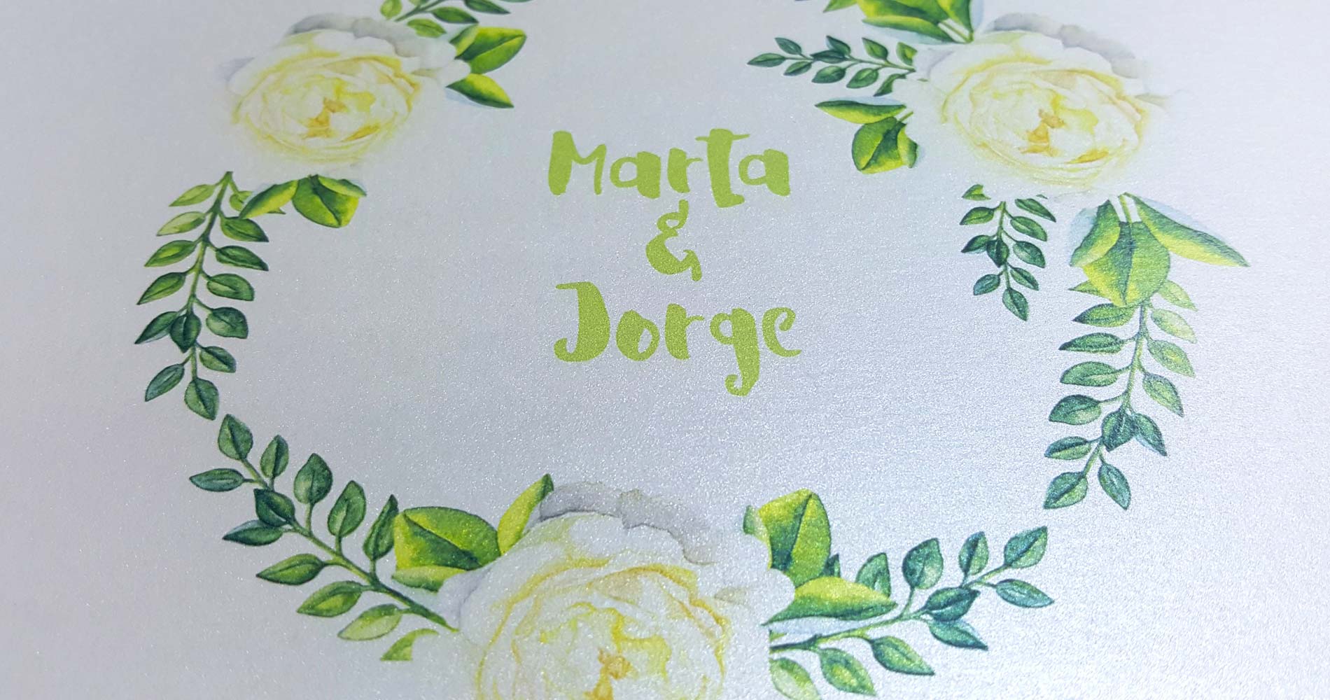 Invitaciones de boda con flor vintage en papel iridiscente